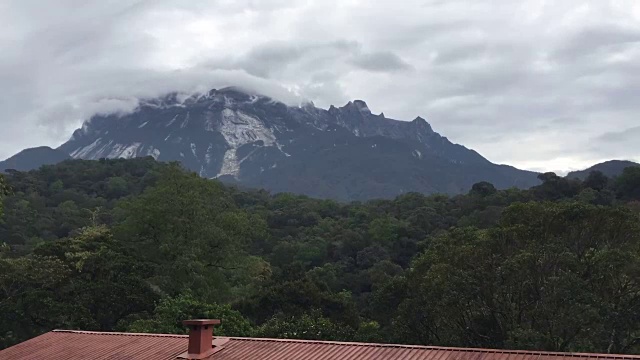 充满云雾的基纳巴卢山的时光流逝视频素材