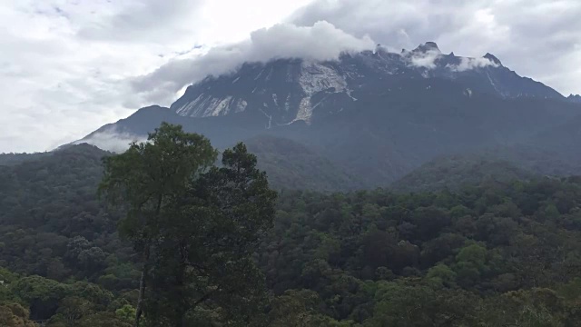 充满云雾的基纳巴卢山的时光流逝视频素材