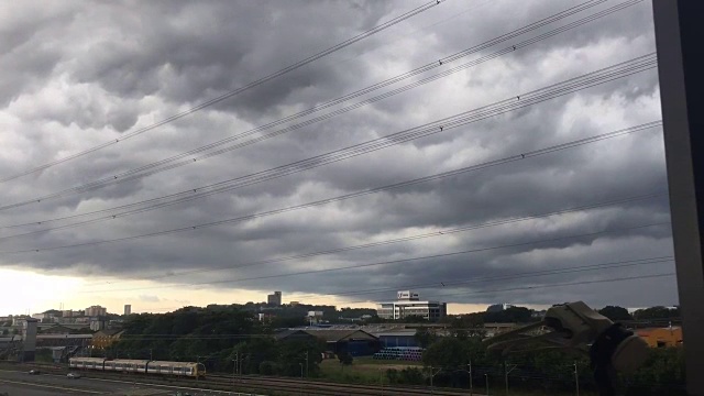 沙阿拉姆KTM火车站降雨的时间间隔视频下载