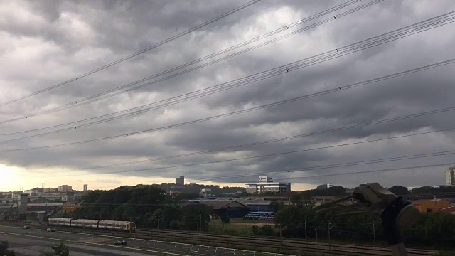 沙阿拉姆KTM火车站降雨的时间间隔视频下载