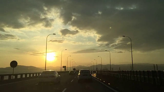 时间流逝-在夕阳下驾驶槟城大桥视频素材