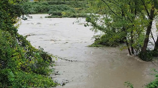 大雨过后，塞里奥河涨了起来。贝加莫省，意大利北部视频素材