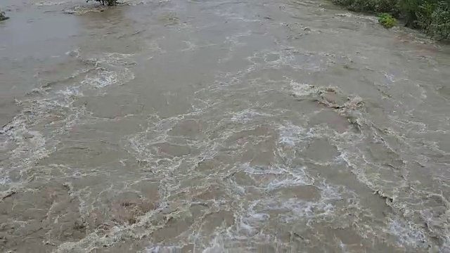 大雨过后，塞里奥河涨了起来。贝加莫省，意大利北部视频素材