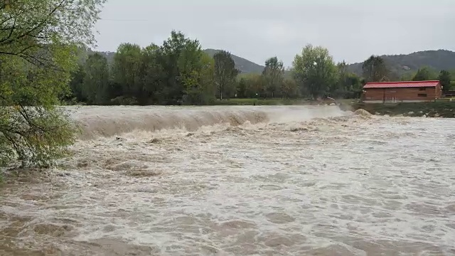 大雨过后，塞里奥河涨了起来。贝加莫省，意大利北部视频素材