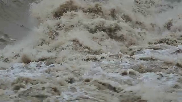 大雨过后，塞里奥河涨了起来。贝加莫省，意大利北部视频素材