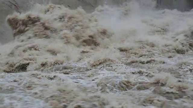 大雨过后，塞里奥河涨了起来。贝加莫省，意大利北部视频素材