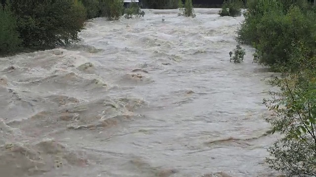 大雨过后，塞里奥河涨了起来。贝加莫省，意大利北部视频素材