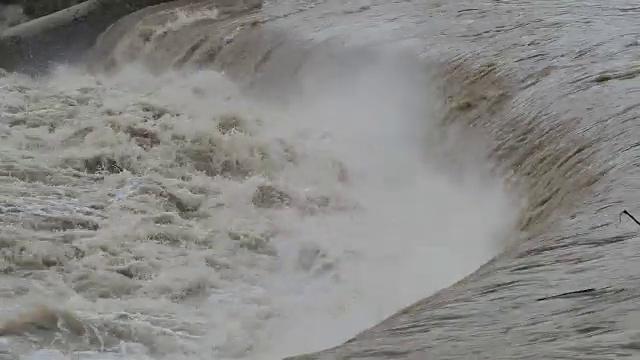 大雨过后，塞里奥河涨了起来。贝加莫省，意大利北部视频素材