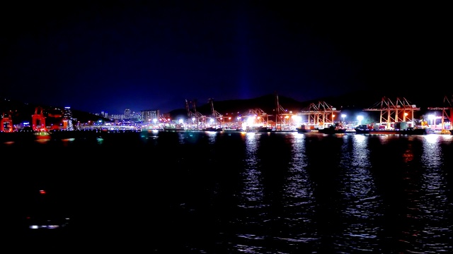 韩国釜山大桥和港口的夜景视频素材