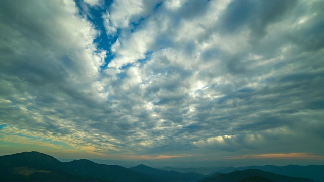 美丽的云流与日落在山上。时间流逝视频素材