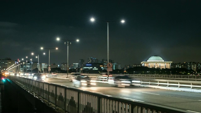 夜景的交通在西港大桥在丽都，首尔视频素材