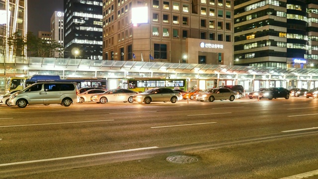 Yeouido(金融区)公交换乘中心及城市建筑夜景视频素材