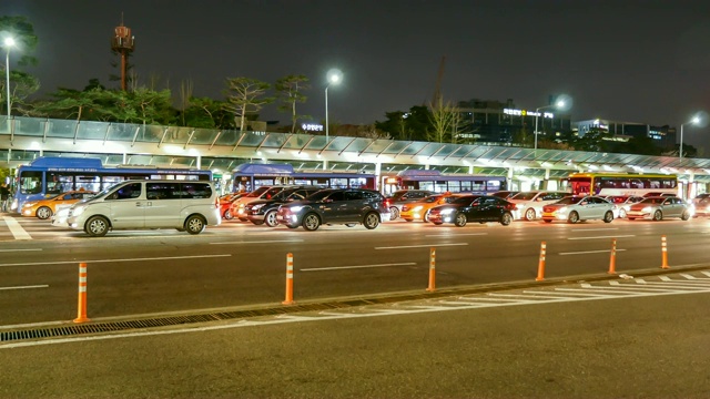 Yeouido(金融区)公交换乘中心及城市建筑夜景视频素材