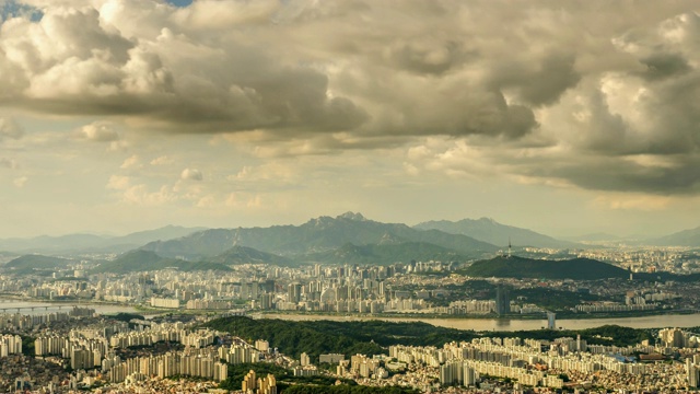 首尔市区附近的南山和北山在白天视频素材