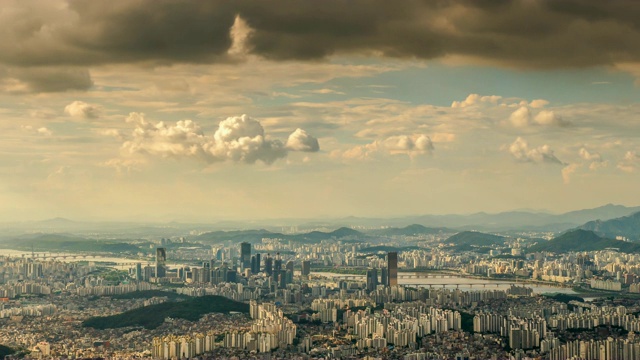 Yeouido(金融区)市区和汉江附近的城市建筑视频素材