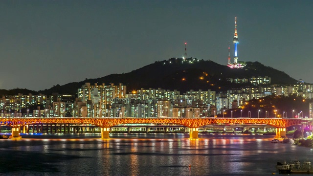 汉江上的Seongsudaegyo桥和南山的建筑在首尔的夜景视频素材