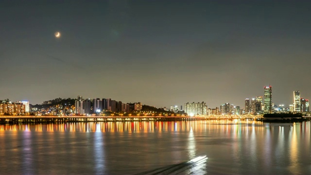 俯瞰汉江上的城市建筑，在汉城的黑石洞地区和Yeouido(金融区)视频素材