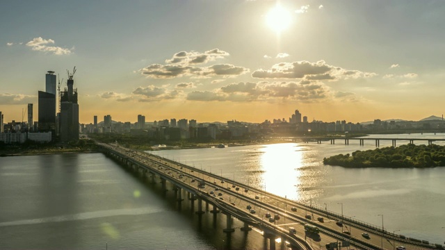 汉江上的maapodaegyo桥和首尔Yeouido(金融区)的城市建筑视频素材