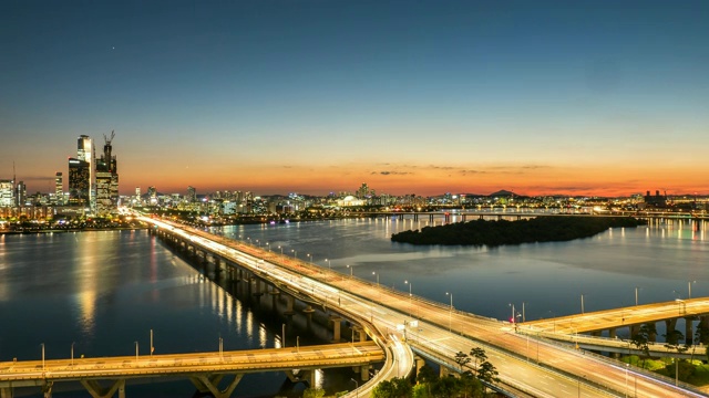 汉江上的maapodaegyo桥和首尔Yeouido(金融区)的城市建筑夜景视频素材