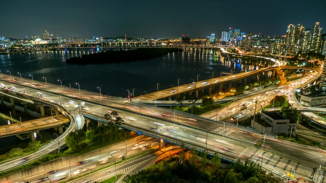 首尔江边高速公路和Mapodaegyo大桥上的汽车夜景视频素材