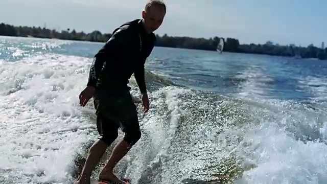 冲浪爱好者喜欢海浪。运动员在慢动作的波浪上冲浪视频素材