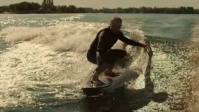 人在海浪上冲浪的慢镜头。冲浪爱好者喜欢海浪视频素材