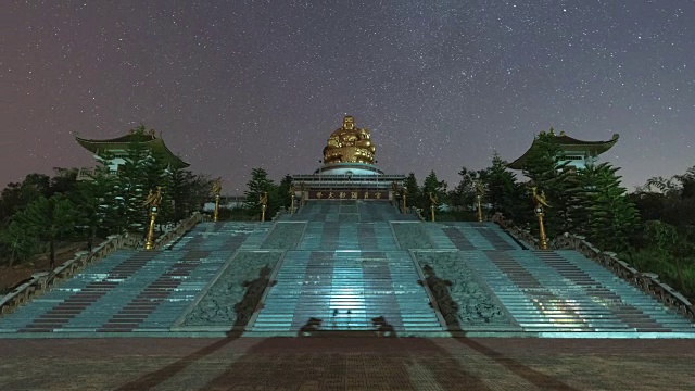 泰国清莱梅塔库纳兰佛寺(Wat Muen Buddha Mettakhunaram)夜空中星星移动的时间间隔视频素材