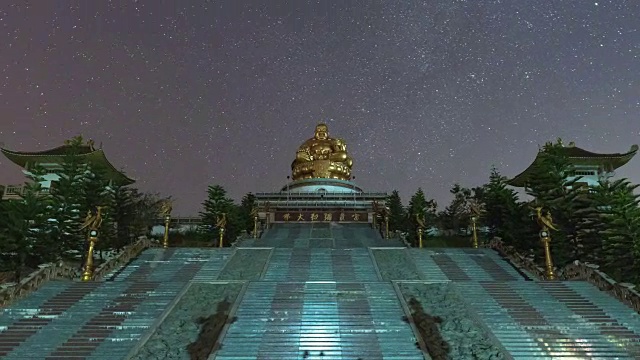 泰国清莱梅塔库纳兰佛寺(Wat Muen Buddha Mettakhunaram)夜空中星星移动的时间间隔视频素材