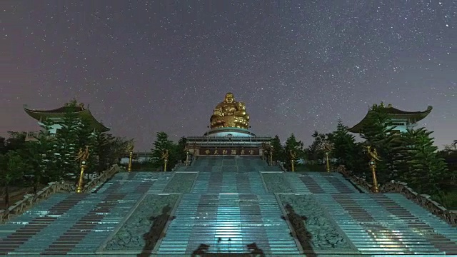 泰国清莱梅塔库纳兰佛寺(Wat Muen Buddha Mettakhunaram)夜空中星星移动的时间间隔视频素材