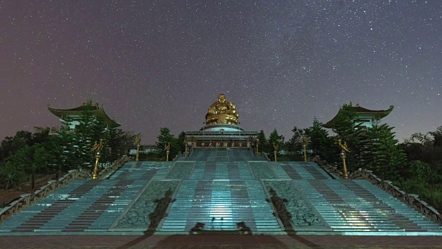 泰国清莱梅塔库纳兰佛寺(Wat Muen Buddha Mettakhunaram)夜空中星星移动的时间间隔视频下载