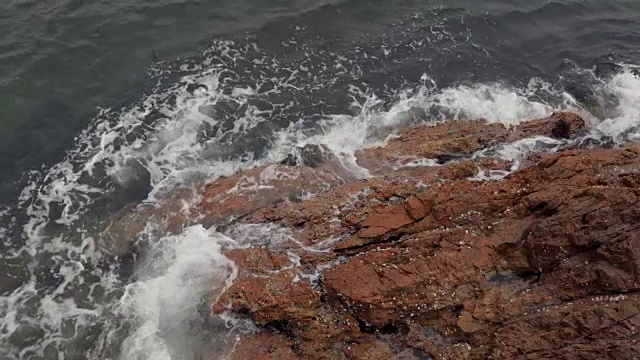 海浪撞击岩石，慢镜头视频素材