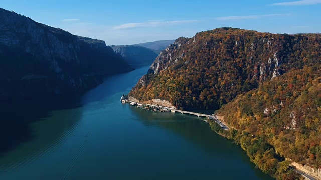 多瑙河峡谷的秋季鸟瞰图视频素材