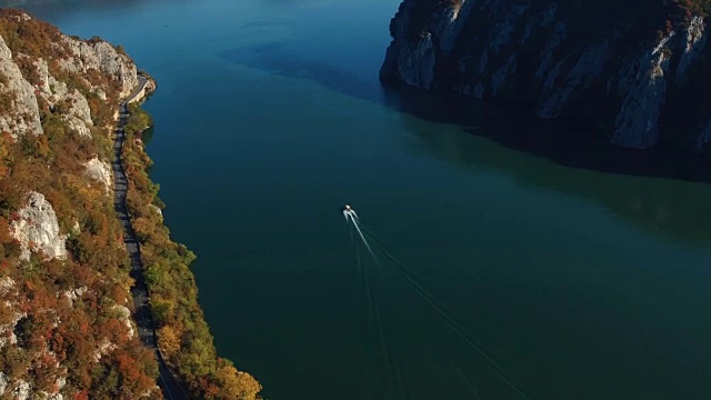 多瑙河峡谷的秋季鸟瞰图视频素材