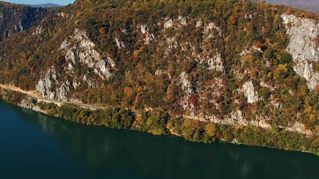 多瑙河峡谷的秋季鸟瞰图视频素材