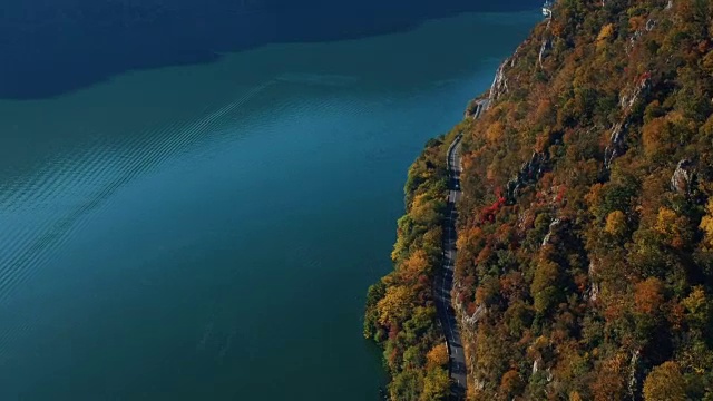 在山路上行驶的汽车视频素材