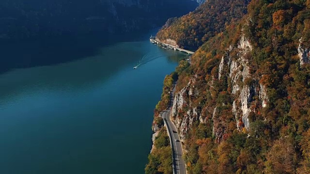 在山路上行驶的汽车视频素材