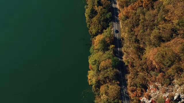 在山路上行驶的汽车视频素材