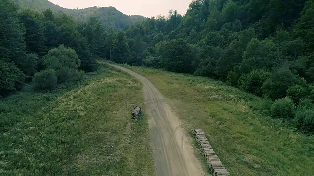 蜿蜒的山路。鸟瞰图视频素材