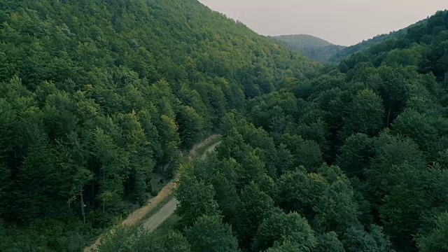 蜿蜒的山路。鸟瞰图视频素材