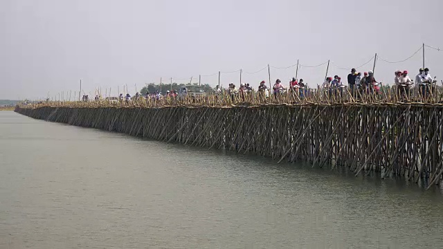 湄公河竹桥上的交通堵塞。摩托车和汽车穿越它(时间流逝)视频素材