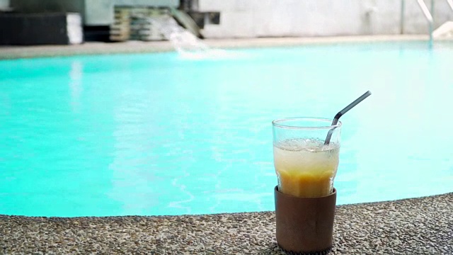 冰咖啡饮料与泳池背景视频素材