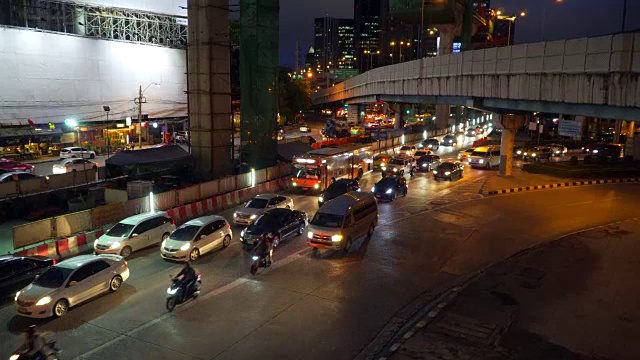 曼谷夜间市中心街道交通繁忙视频素材