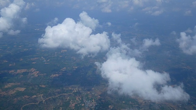 4 k。从飞机窗口鸟瞰。美丽的白云在蓝天的背景。乘飞机旅行。视频素材