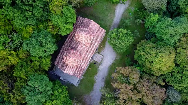 格鲁吉亚,Kakheti。古尔加尼克维拉茨明达两座圆顶教堂。无人机拍摄视频素材