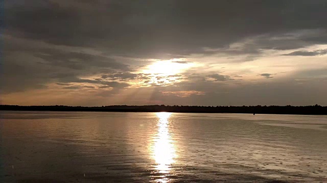 湖的风景在日落在雨视频下载