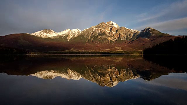 时间流逝，金字塔山，加拿大落基山脉，碧玉阿尔伯塔加拿大视频素材