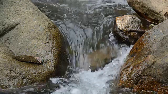 河水在岩石上流动视频素材