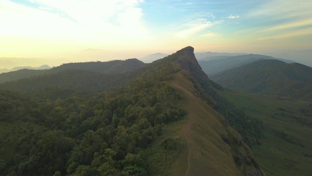 鸟瞰图。飞越高山，名字Doi Mon Jong美丽的日落时间在清迈，泰国。视频素材