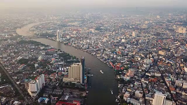 湄南河鸟瞰图，曼谷市中心。亚洲智慧城市的金融区和商业中心。日落时分的摩天大楼和高层建筑。视频素材