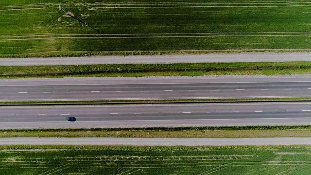 汽车通过公路鸟瞰图视频素材